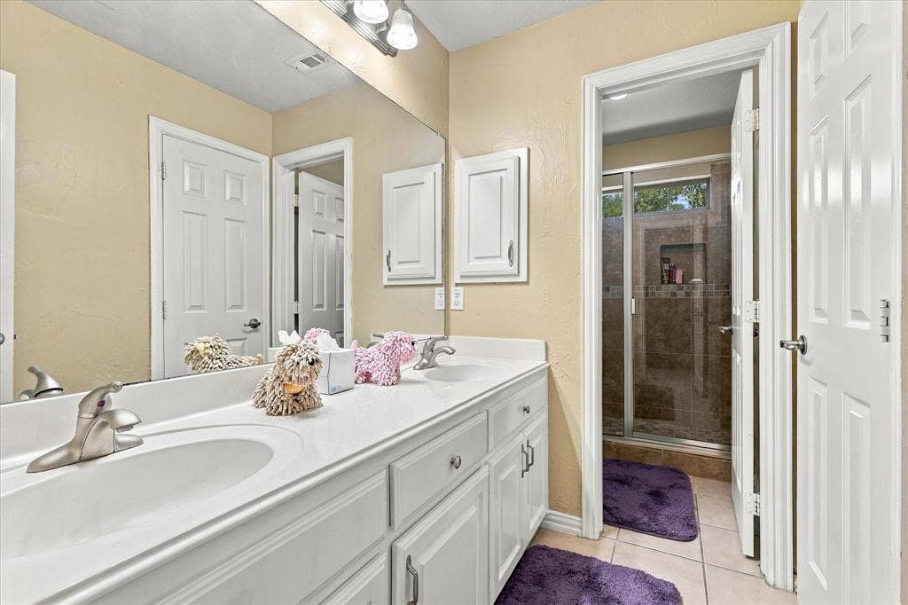 7223 Native Oak Lane, Irving, TX 75063 Full bath - Upstairs