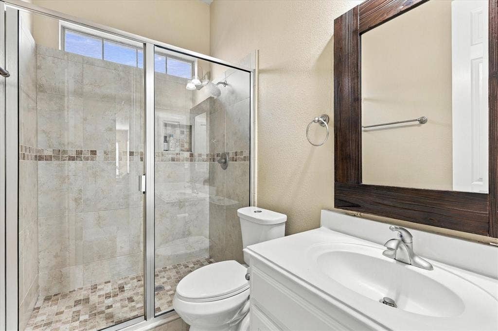7223 Native Oak Lane, Irving, TX 75063 Full bath - Downstairs