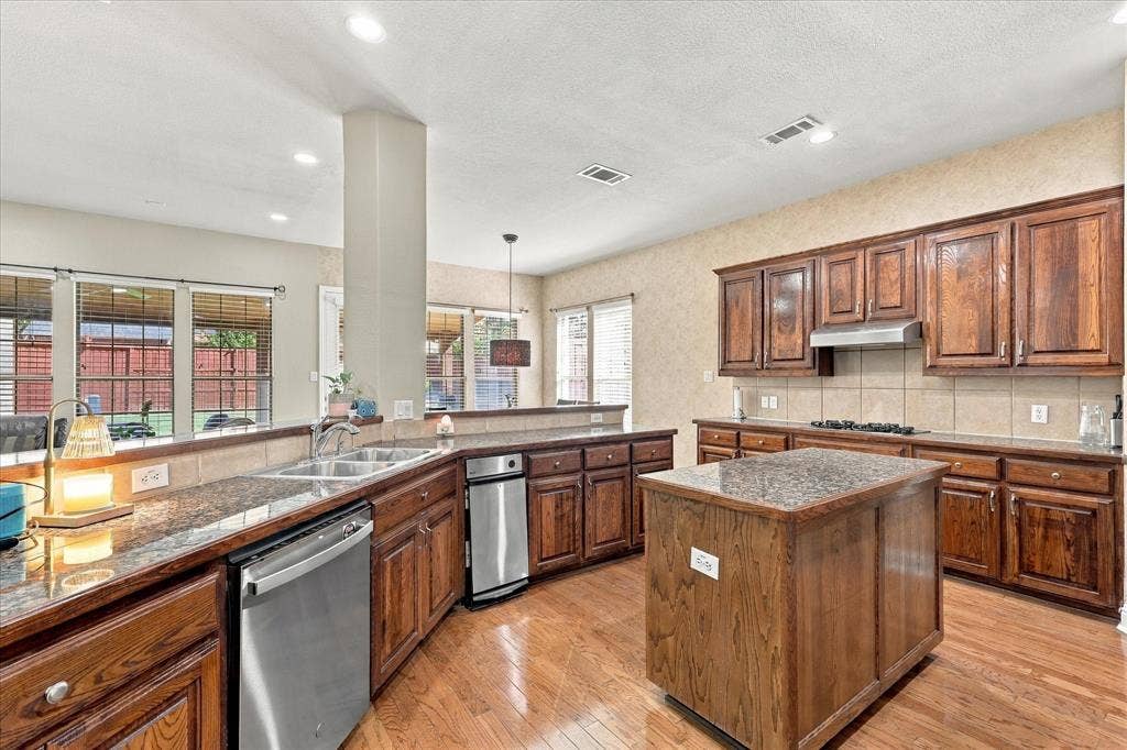 7223 Native Oak Lane, Irving, TX 75063 7223 Native Oak Lane, Irving, TX 75063