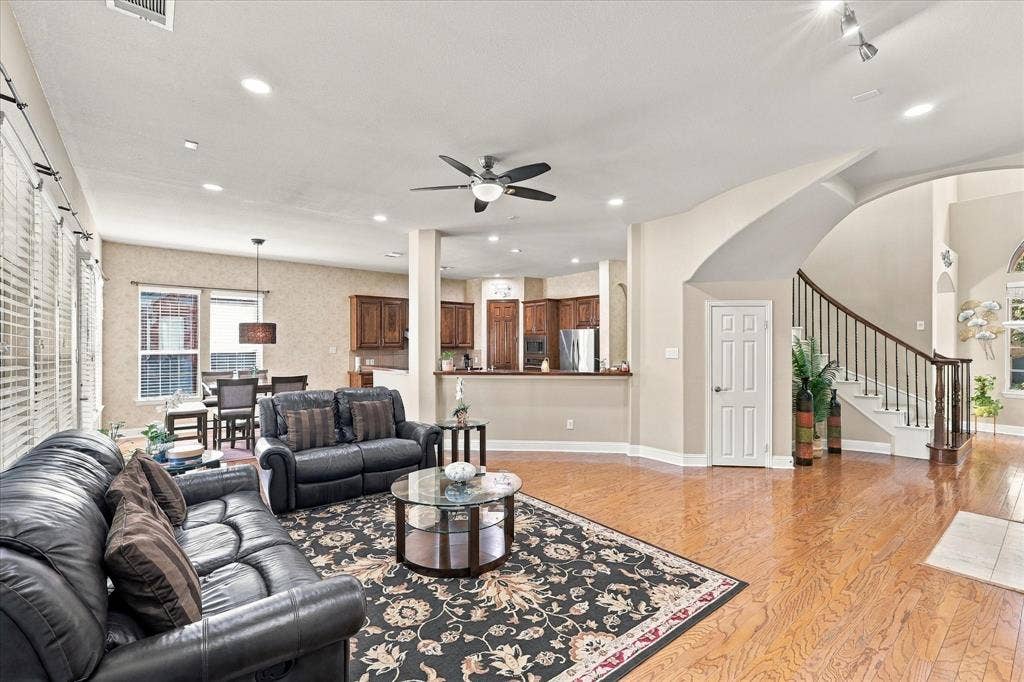 7223 Native Oak Lane, Irving, TX 75063 7223 Native Oak Lane, Irving, TX 75063