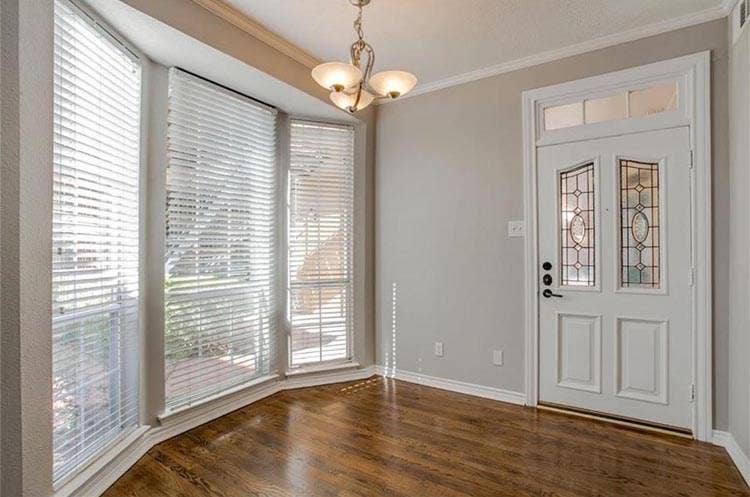 Great Bay windows that let in lots of light for dining!
