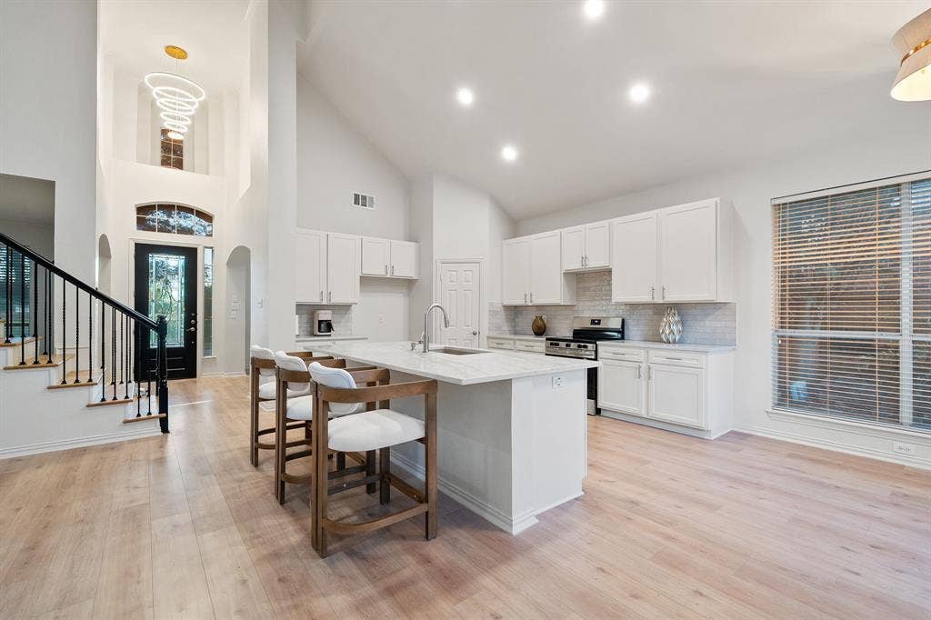 Eat-in Kitchen