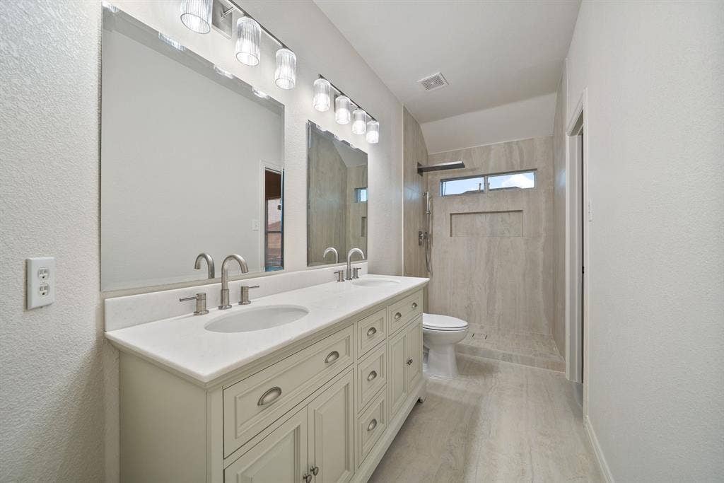 Ensuite bathroom in Second master bedroom