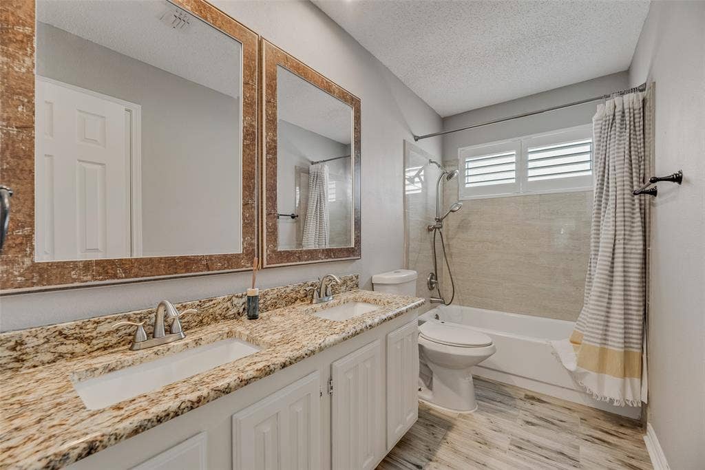 Dual vanity with undermount sinks and granite countertops
