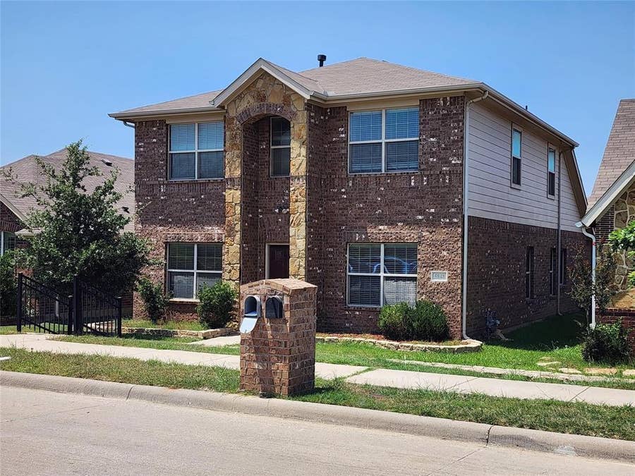 Property photo for 5848 Burgundy Rose Drive, Fort Worth, TX