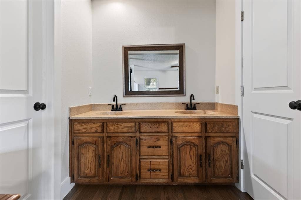 2304 Belfry Court, Arlington, TX 76011
