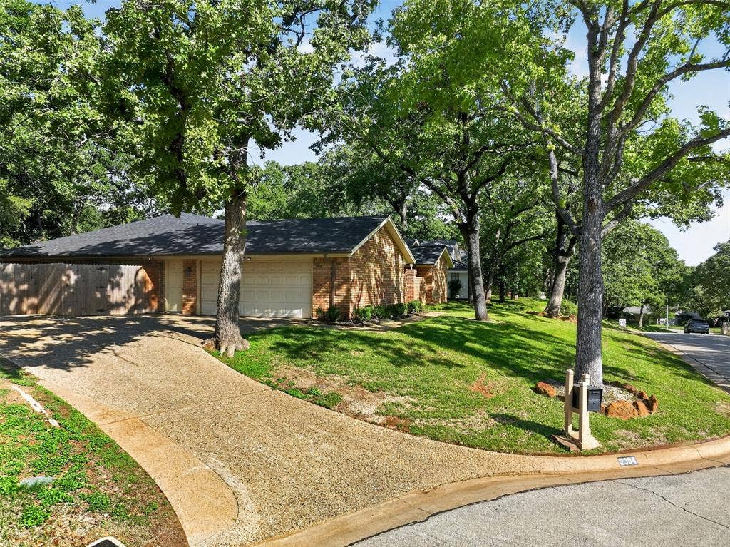 2304 Belfry Court, Arlington, TX 76011