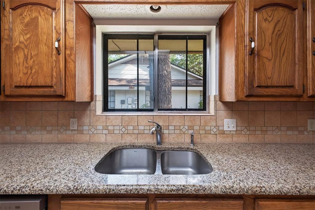 2304 Belfry Court, Arlington, TX 76011
