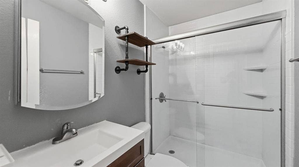 1029 Abigail Drive, Arlington, TX 76002 Bathroom 2