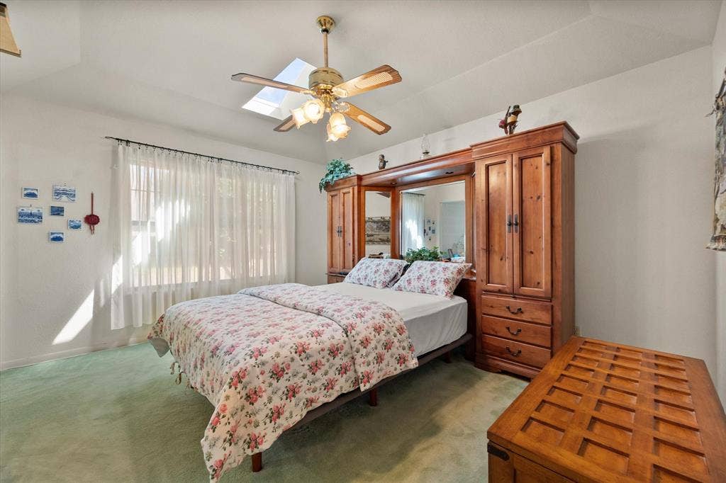 5203 Thunderbird Trail, De Cordova, TX 76049 Vaulted ceiling with skylight