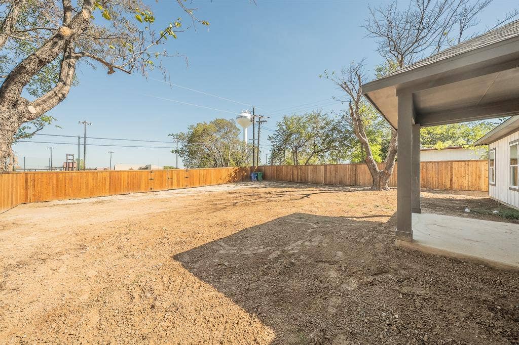 1019 Newby Avenue, Bridgeport, TX 76426