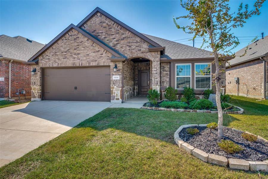 Property photo for 10516 Fountain Gate Street, Aubrey, TX