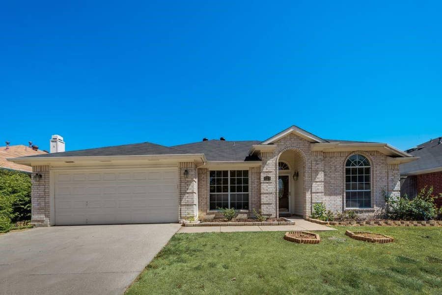 Property photo for 325 Crestview Drive, Arlington, TX