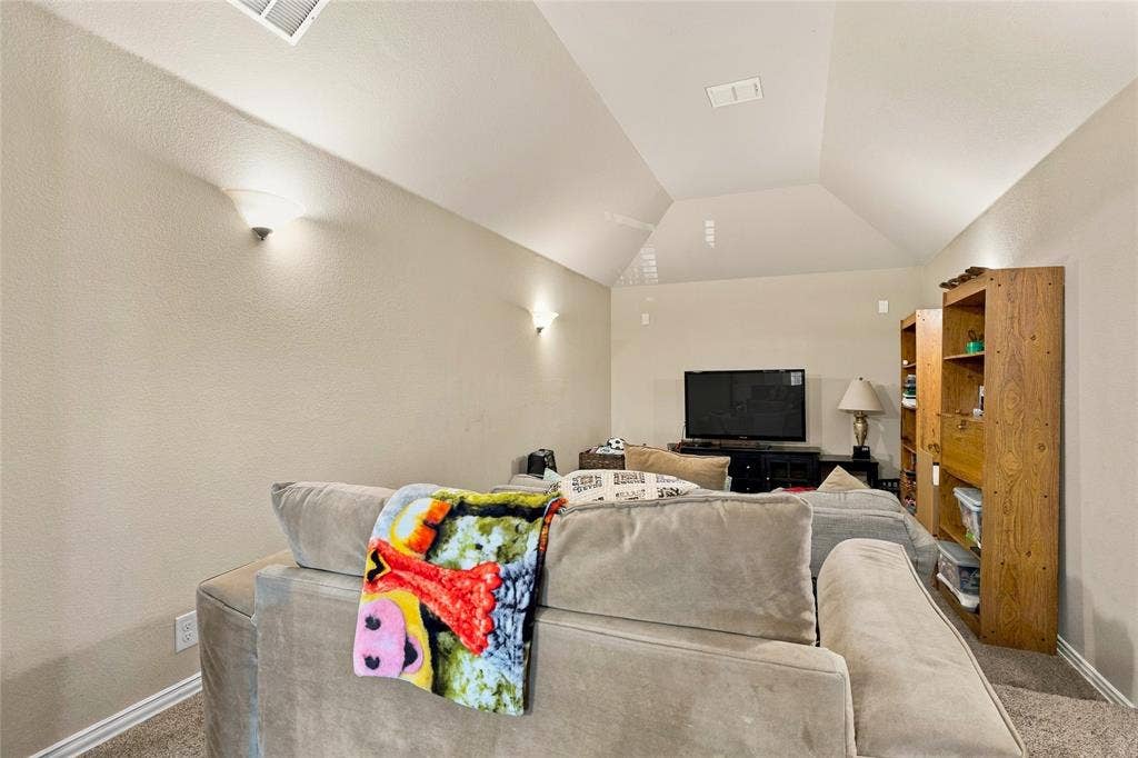 2820 Mariposa Drive, Grand Prairie, TX 75054 Spacious bonus room offering flexible use for a variety of needs.