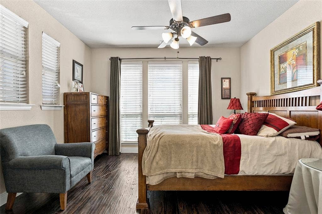 2820 Mariposa Drive, Grand Prairie, TX 75054 Spacious secondary living area with plenty of room to relax.