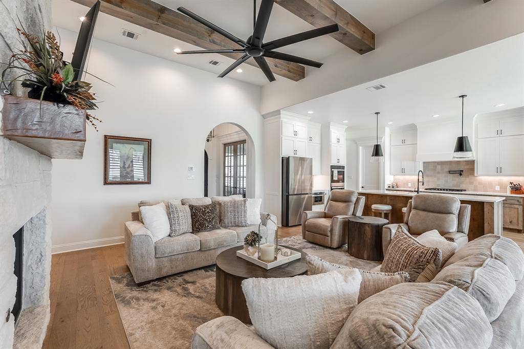 2156 Middlewood Circle, Granbury, TX 76049 2156 Middlewood Circle, Granbury, TX 76049