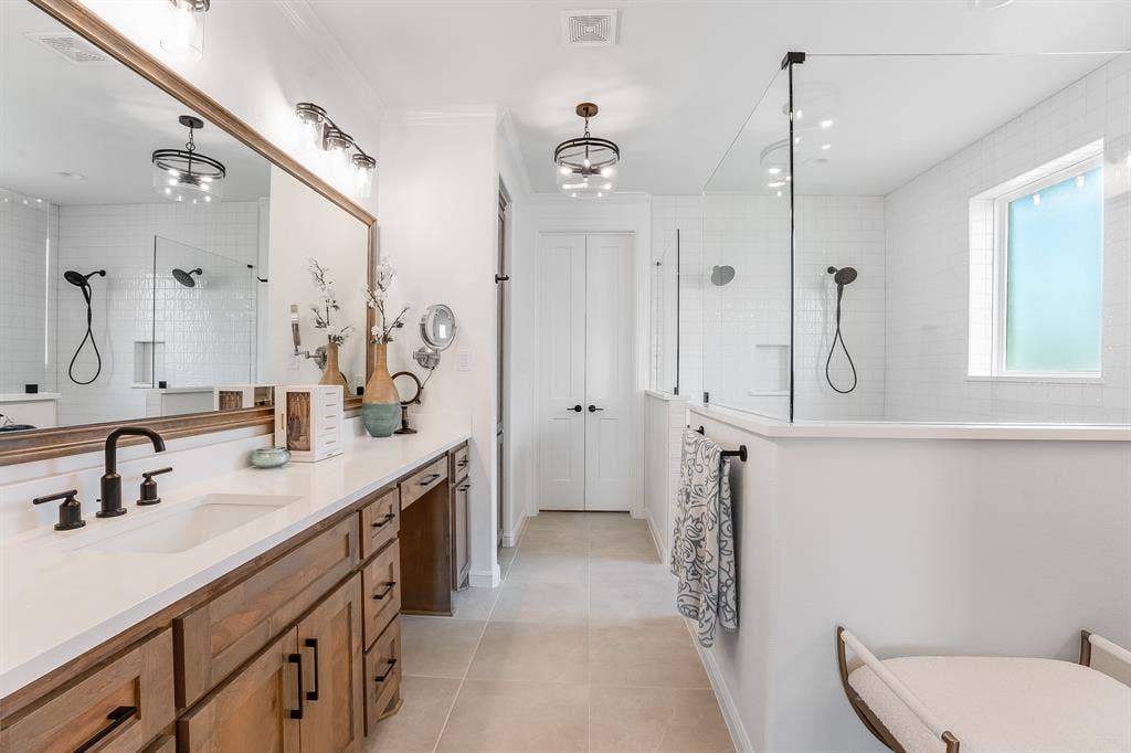 2156 Middlewood Circle, Granbury, TX 76049 2156 Middlewood Circle, Granbury, TX 76049