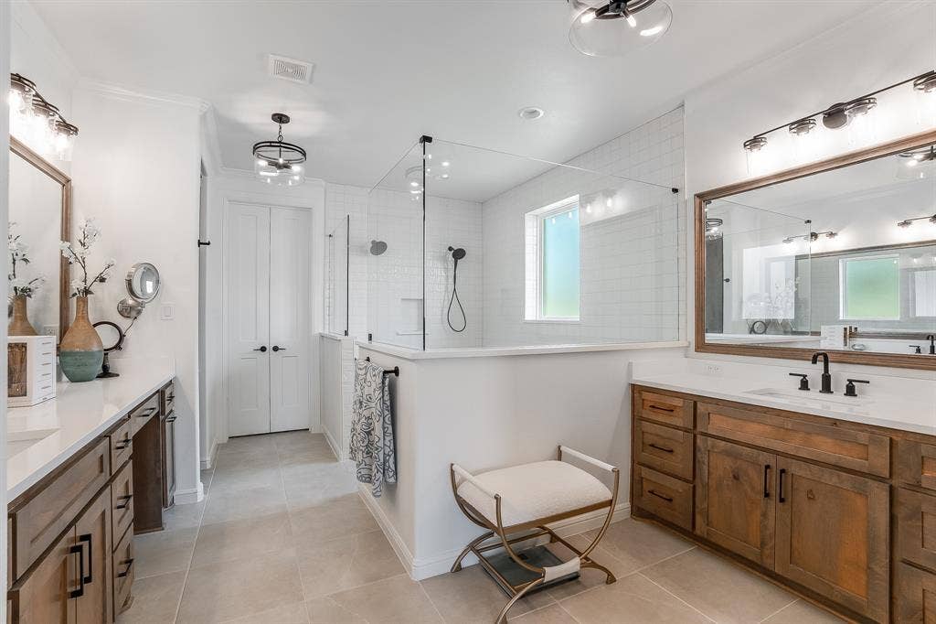 2156 Middlewood Circle, Granbury, TX 76049 2156 Middlewood Circle, Granbury, TX 76049
