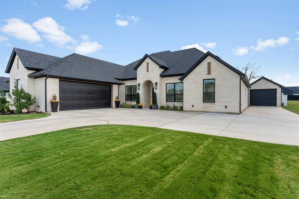 2156 Middlewood Circle, Granbury, TX 76049 2156 Middlewood Circle, Granbury, TX 76049