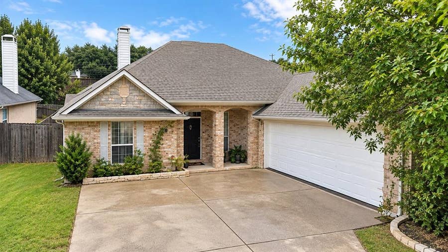 Property photo for 2229 Templeton Drive, Arlington, TX