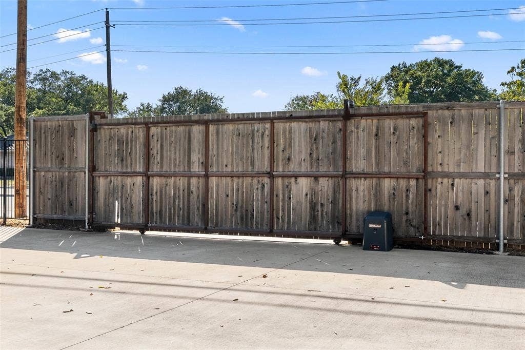 6404 E Lovers Lane, Dallas, TX 75214 6404 E Lovers Lane, Dallas, TX 75214