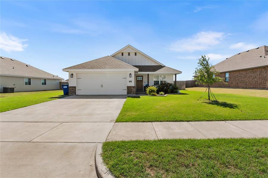 Property photo for 106 Palamino Dr, Lindsay, TX