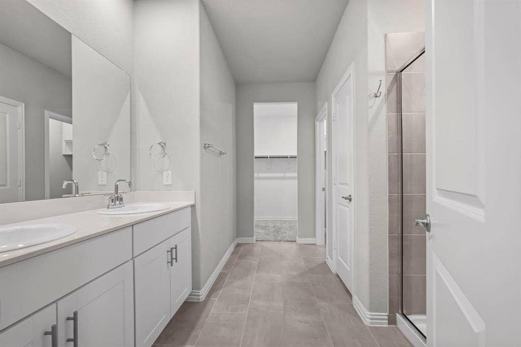 Dual vanity with undermount sinks and light-toned countertops