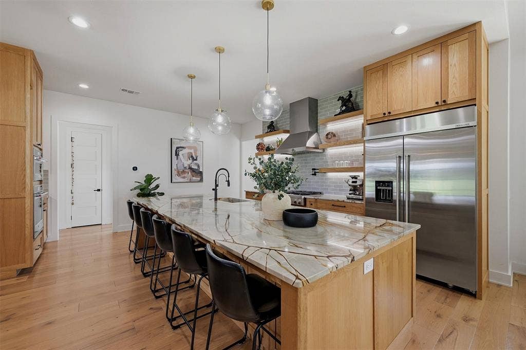 Kitchen Island - seats 6