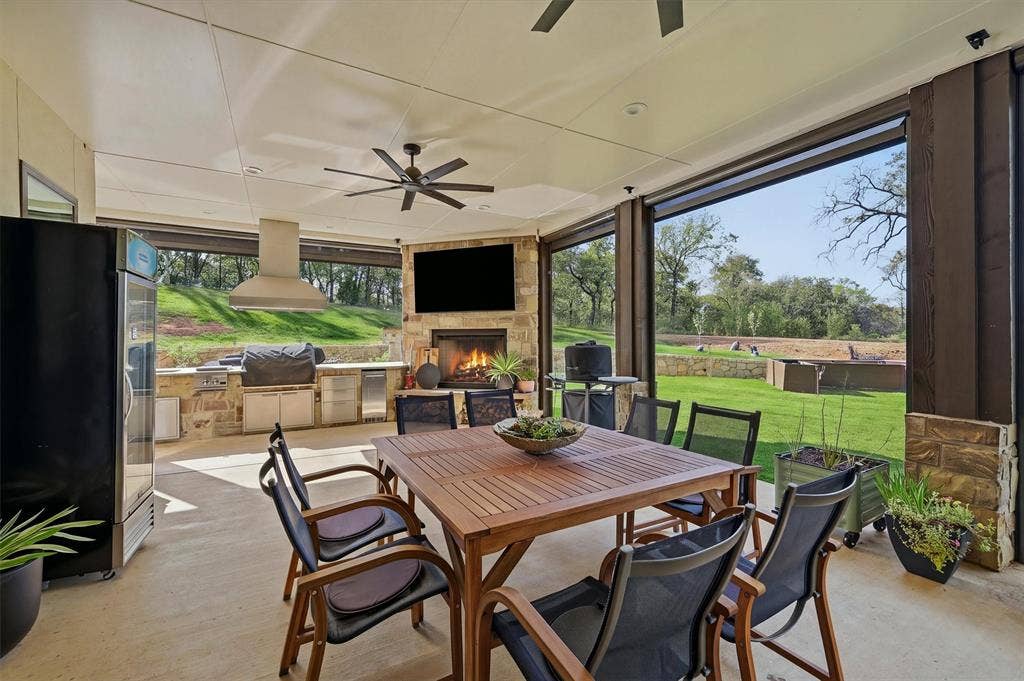 Covered back porch with automatic screen system