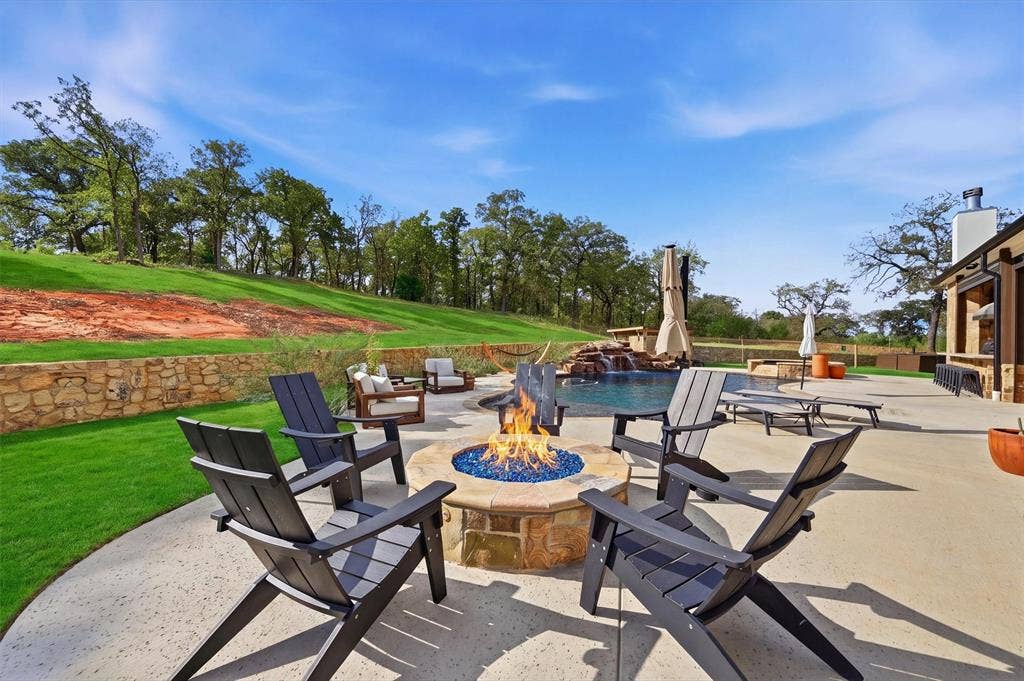 Firepit and swimming pool - spacious patio area