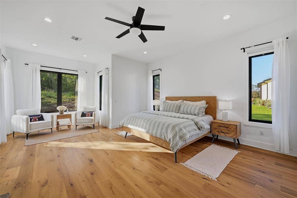 Casita - spacious bedroom with sitting area, lots of natural light
