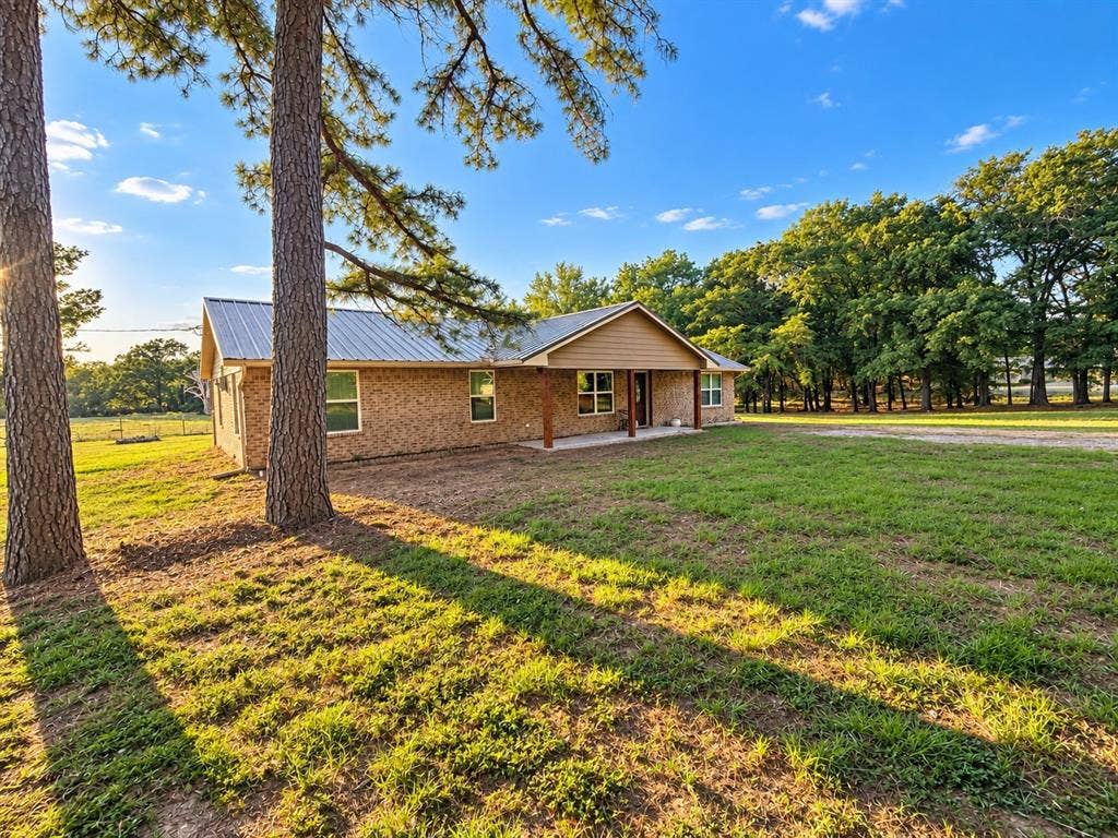 418 County Road 2615, Telephone, TX 75488