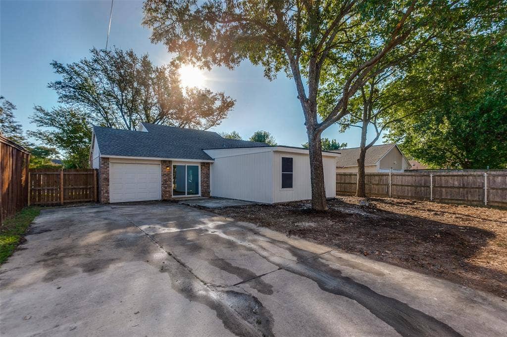 909 Maydelle Lane, Garland, TX 75042