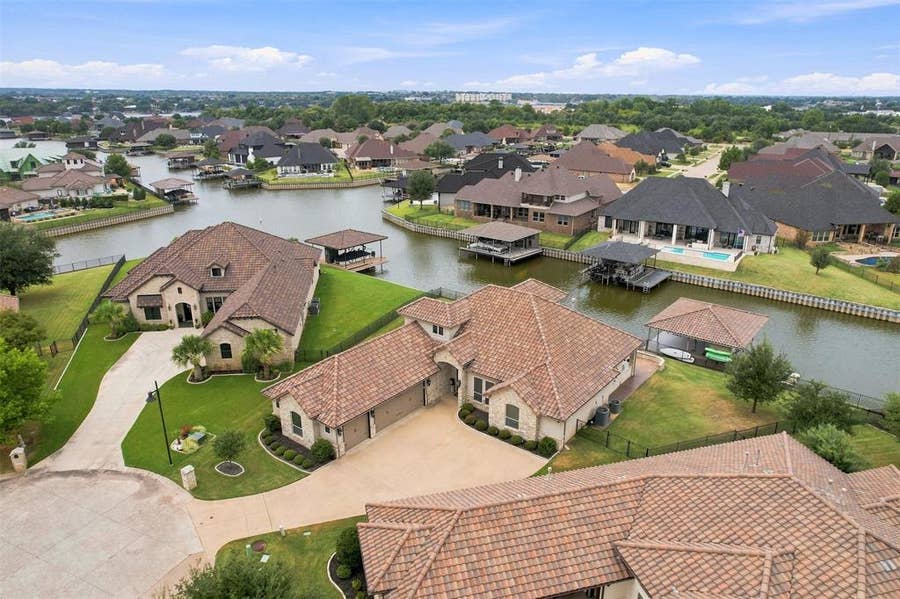 Property photo for 1601 Malibu Bay Court, Granbury, TX