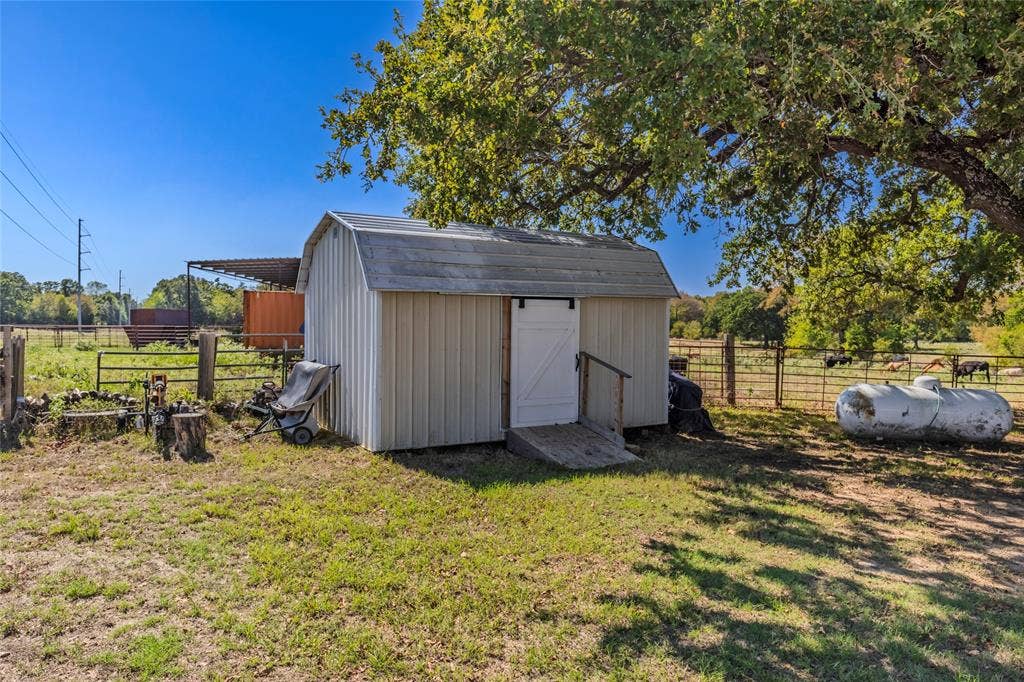 Storage shed conveys