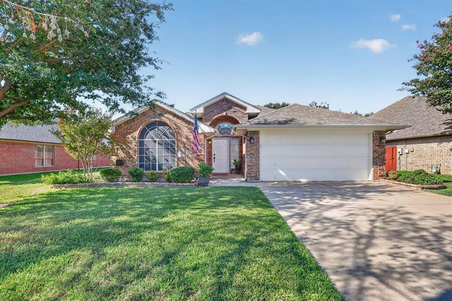 Property photo for 333 Carriage Lane, Saginaw, TX