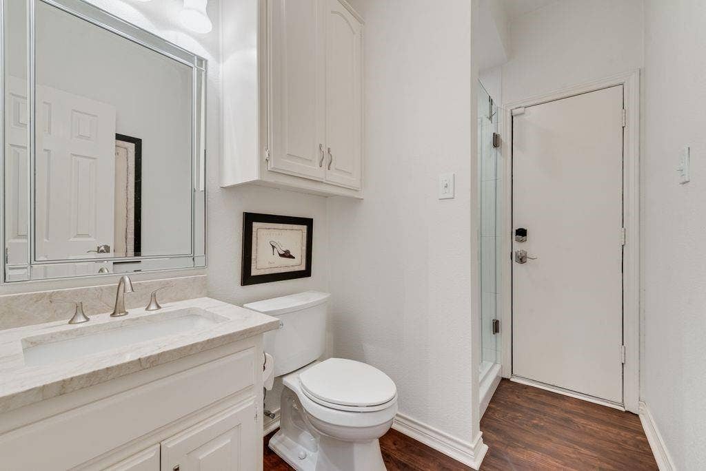 Downstairs full guest bathroom.