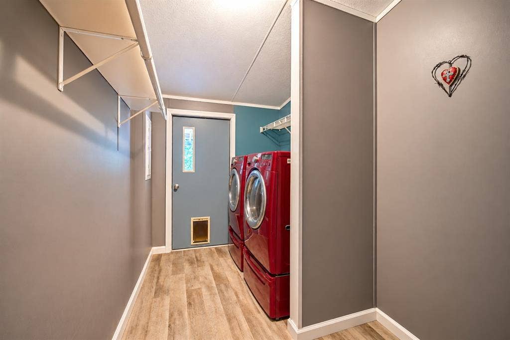 103 Cedar Ridge Drive, Eustace, TX 75124 Washer and dryer conveys with the home