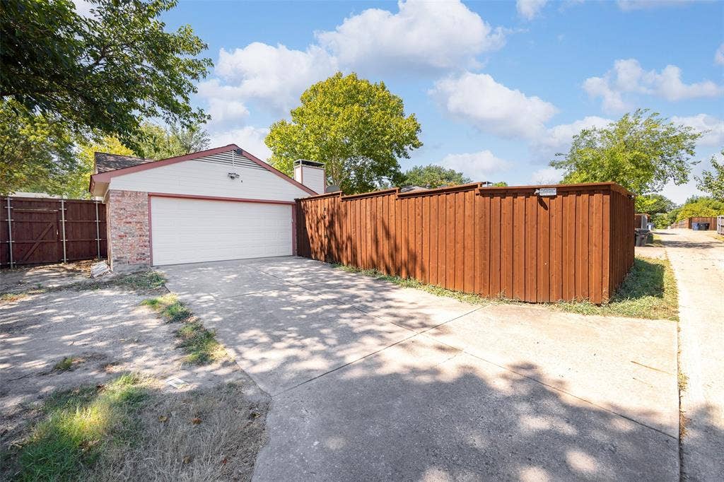 8400 Willow Creek Drive, Frisco, TX 75034 Driveway