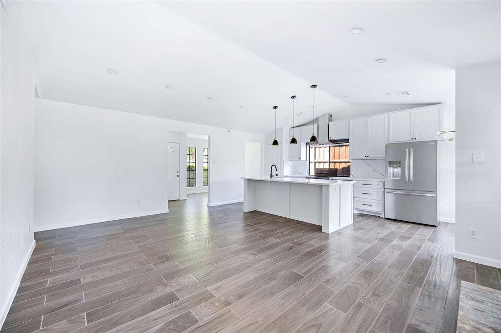 8400 Willow Creek Drive, Frisco, TX 75034 Living/Kitchen