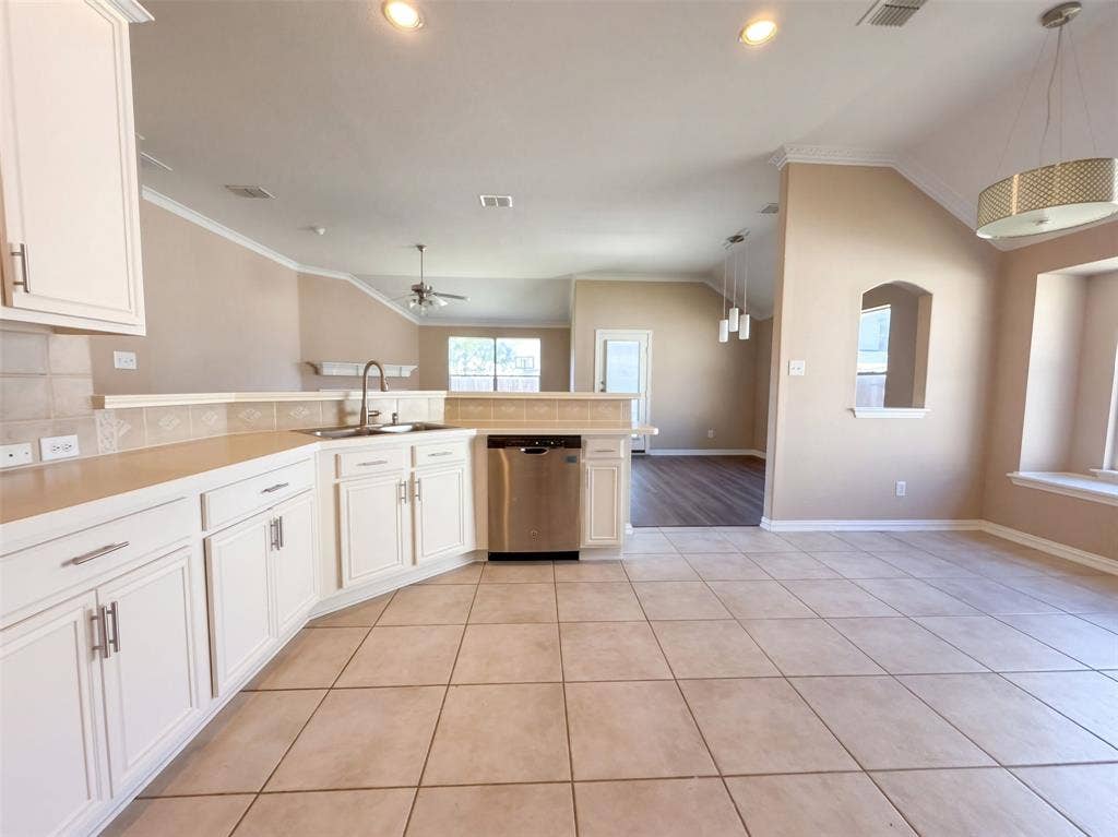 5327 Lake Gardens Drive, Grand Prairie, TX 75052 5327 Lake Gardens Drive, Grand Prairie, TX 75052