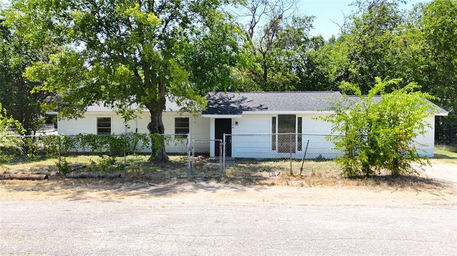 Property photo for 108 E Kirby Avenue, Quinlan, TX
