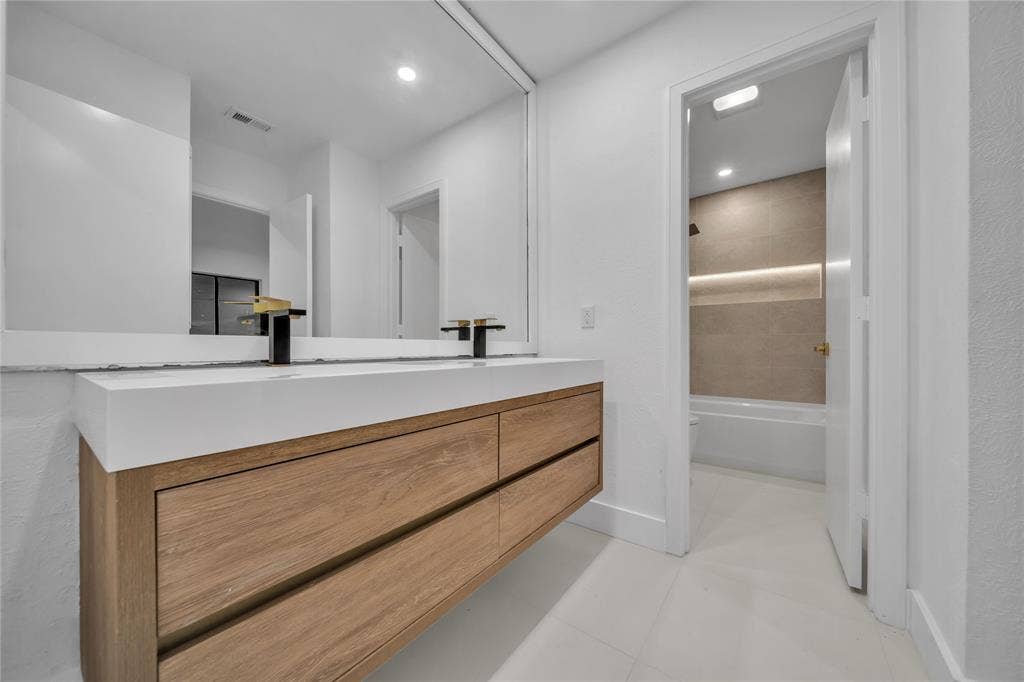7001 Rocky Top Circle, Dallas, TX 75252 Full bathroom featuring toilet, vanity, tile patterned floors, and tiled shower / bath