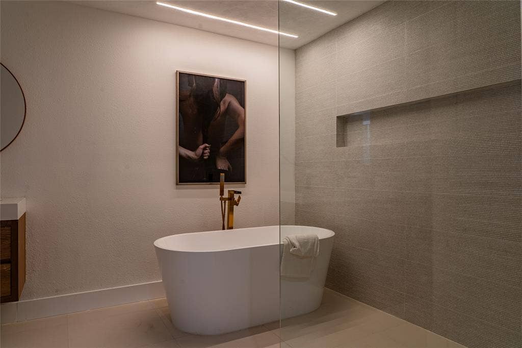 7001 Rocky Top Circle, Dallas, TX 75252 Bathroom featuring tile patterned flooring and a bathing tub
