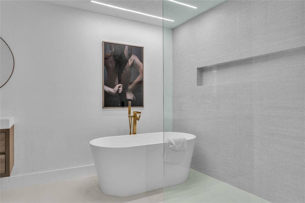 7001 Rocky Top Circle, Dallas, TX 75252 Bathroom featuring tile patterned flooring and a bathing tub
