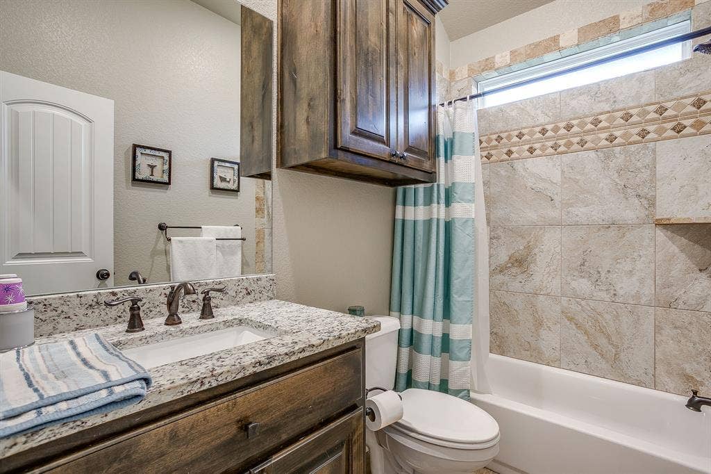 2204 Snake River Drive, Granbury, TX 76048