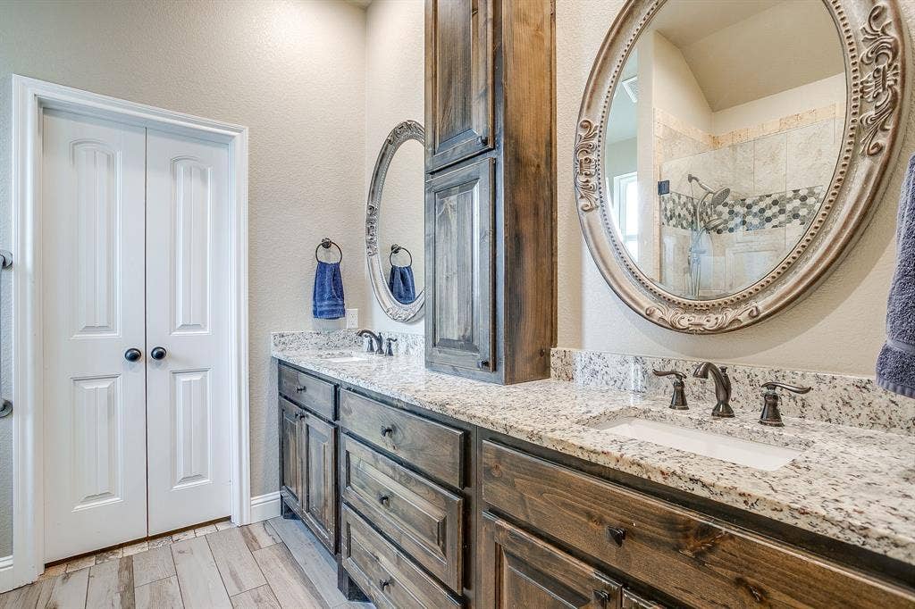 2204 Snake River Drive, Granbury, TX 76048
