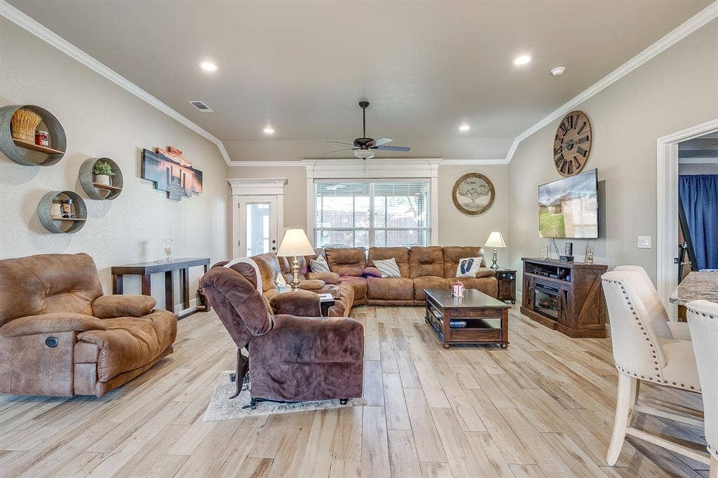 2204 Snake River Drive, Granbury, TX 76048