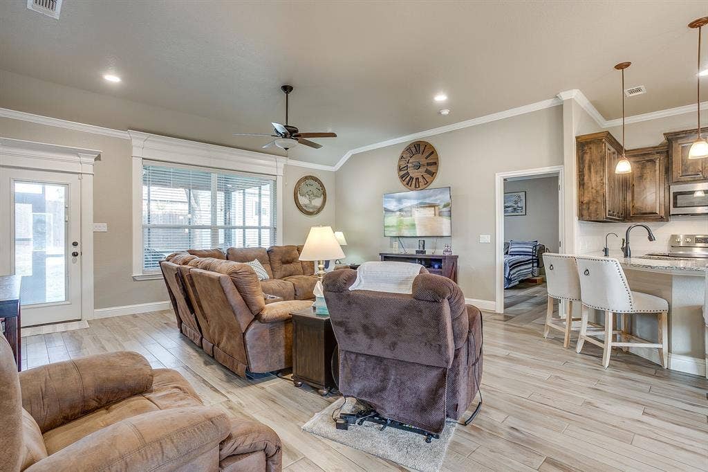 2204 Snake River Drive, Granbury, TX 76048
