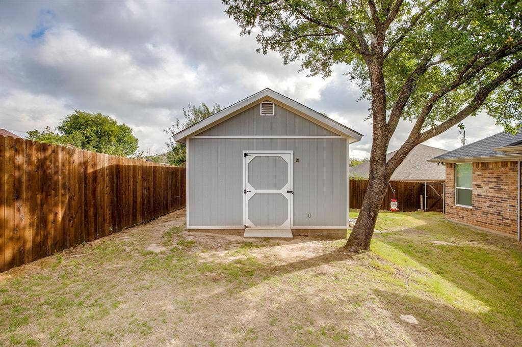 2204 Snake River Drive, Granbury, TX 76048
